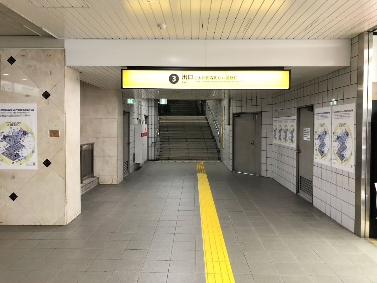 『大阪天満宮』駅・『南森町』駅の③出口をご利用ください。階段を上ってください。
